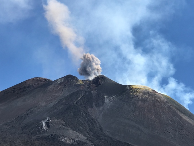 Etna regnes som en av de mest aktive vulkanene i verden, og slipper stadig ut giftige svovelskyer og har også jevnlige utbrudd med lava.